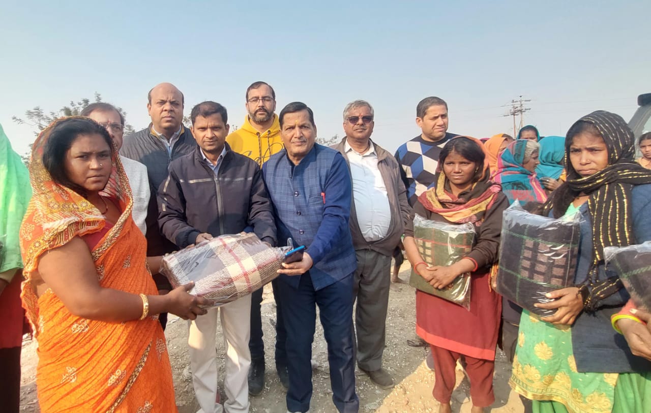 मकर संक्रांति के अवसर पर श्री श्री बालाजी समिति के सानिध्य में झाजरा बस्ती में कंबल वितरित किए गए