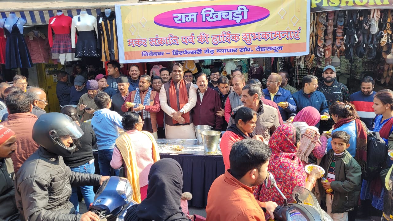 महानगर अध्यक्ष सिद्धार्थ उमेश अग्रवाल के द्वारा देहरादून में कई स्थानों पर खिचड़ी वितरण कार्यक्रम