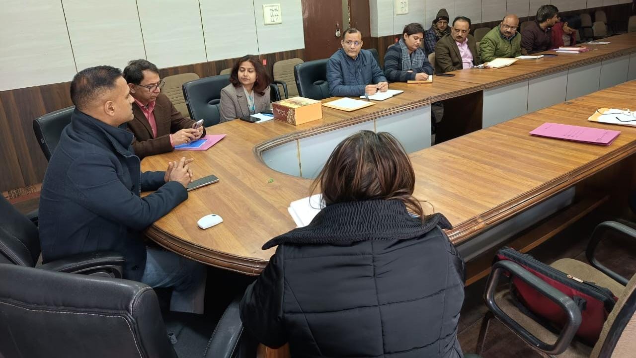 संयुक्त सचिव भारत सरकार ने ली सम्बन्धित विभागों के अधिकारियों से विभागावार योजना की प्रगति की जानकारी