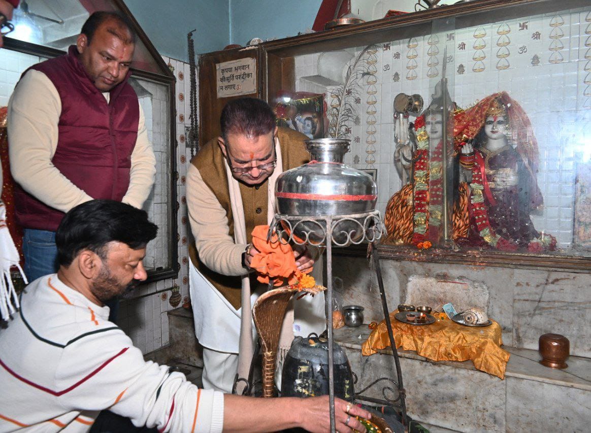 मंदिरों में स्वच्छता अभियान के तहत देहरादून नया गांव स्थित लक्ष्मी नारायण मंदिर तथा चिडोवाली में शिव शक्ति धाम मंदिर परिसर में साफ-सफाई कर श्रमदान करते कैबिनेट मंत्री गणेश जोशी