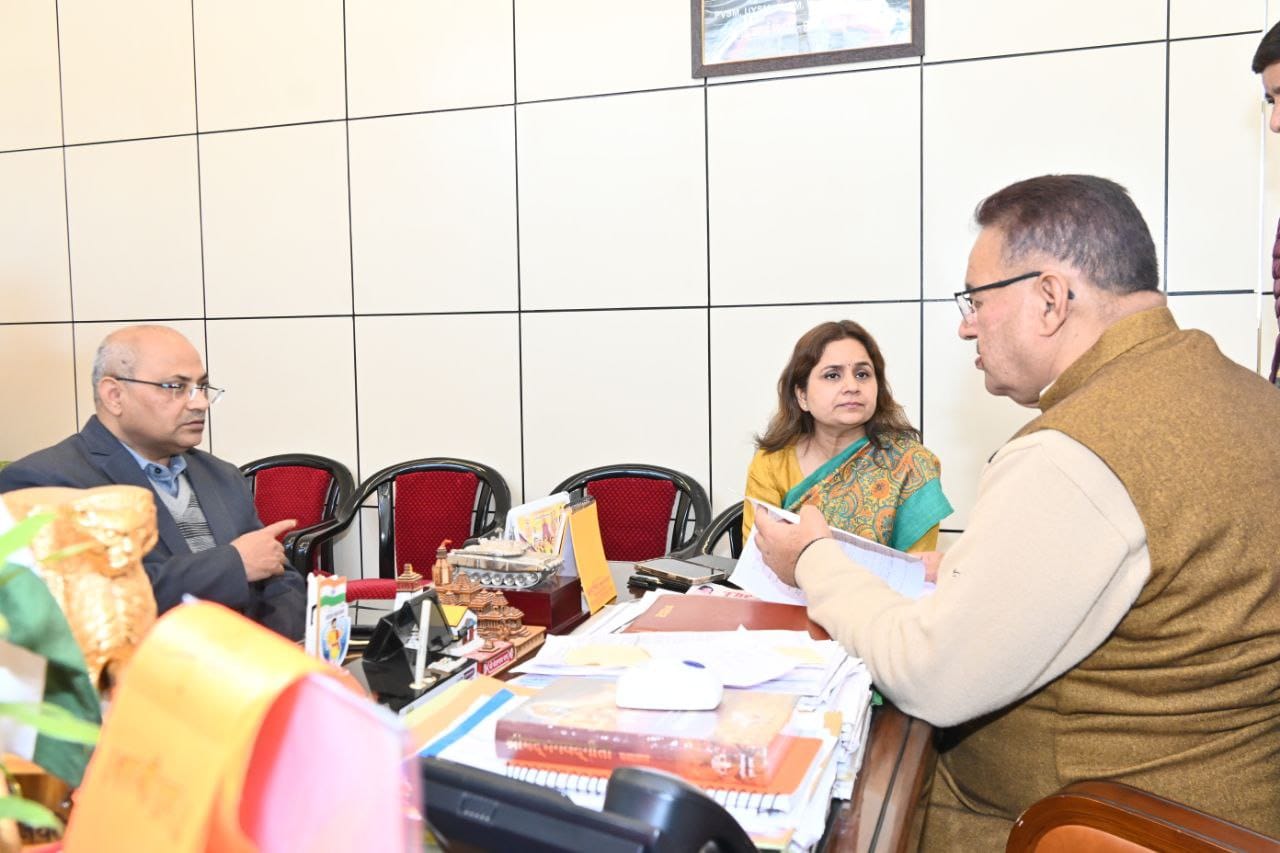 ग्राम्य विकास विभाग के उच्च अधिकारियों के साथ विभागीय समीक्षा करते विभागीय मंत्री गणेश जोशी