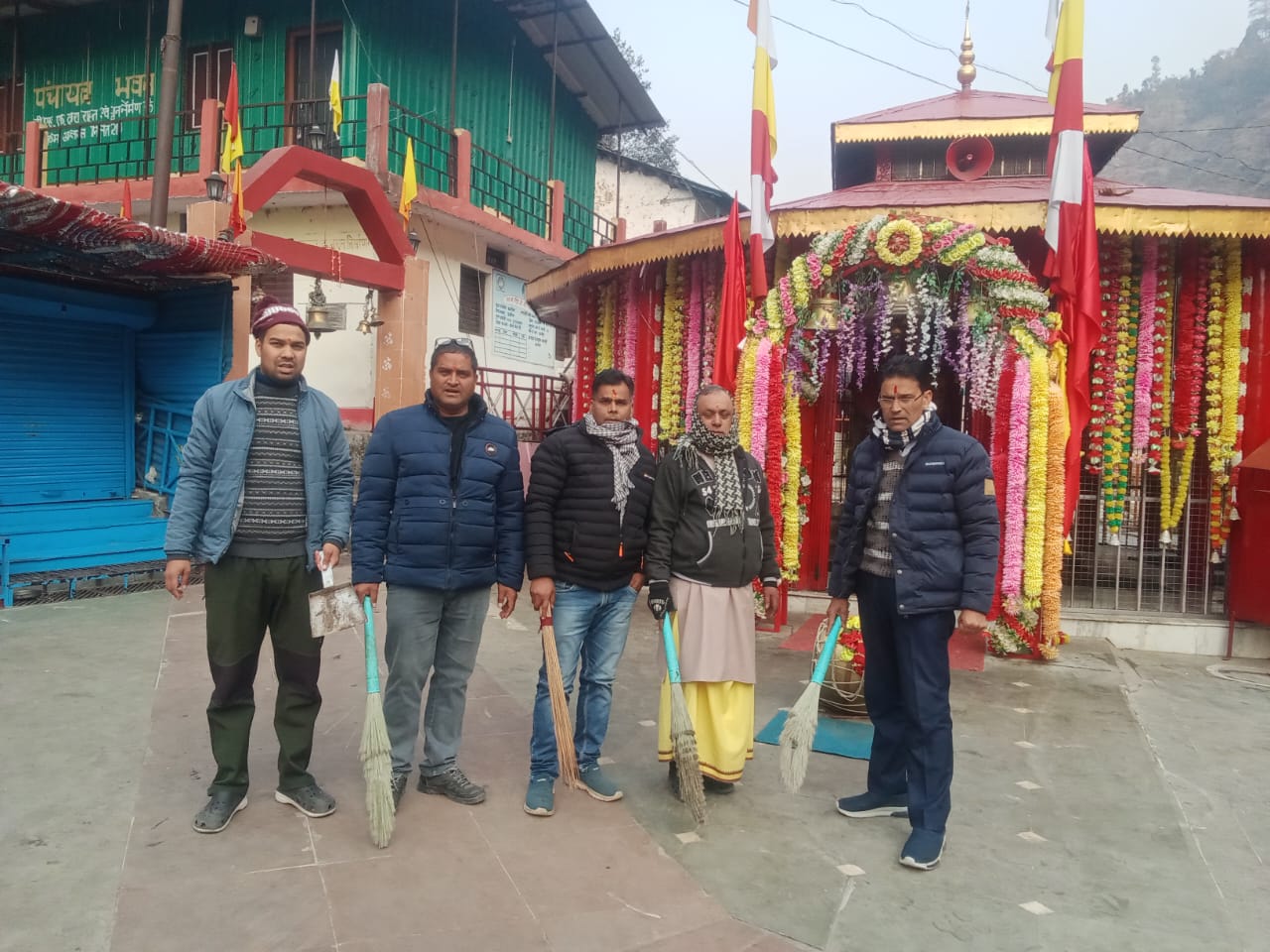 भगवान श्री राममंदिर प्राण प्रतिष्ठा समारोह के उपलक्ष्य में सिद्ध पीठ कालीमठ मंदिर में श्री बदरीनाथ-केदारनाथ मंदिर समिति ने स्वच्छता -जनजागरण अभियान चलाया