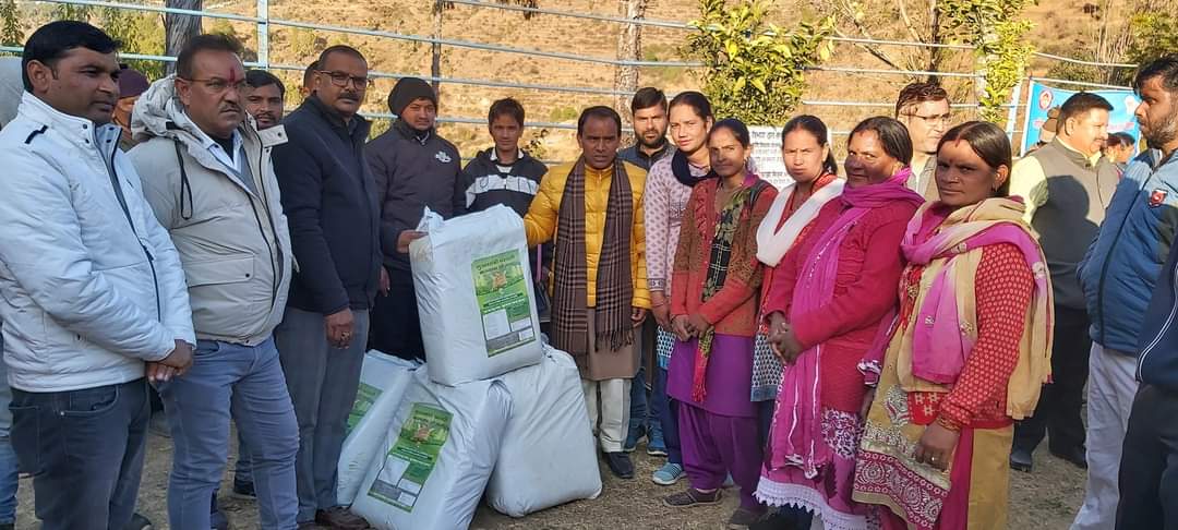 मुख्यमंत्री घसियारी कल्याण योजना : 15500 लाभर्थियों को 27 हज़ार टन साइलेज/ पशु चारा वितरित किया गया