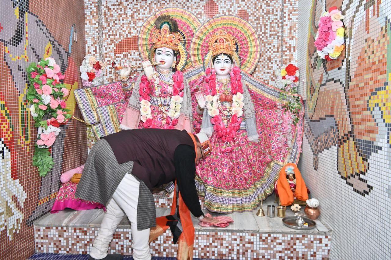 स्वच्छता अभियान के तहत मसूरी के श्री राधा कृष्ण मंदिर में साफ सफाई अभियान कर श्रमदान करते कैबिनेट मंत्री गणेश जोशी