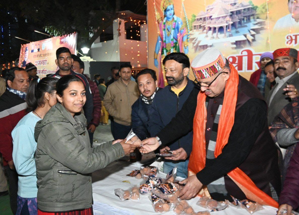 श्रीराम मंदिर की प्राण प्रतिष्ठा समारोह के उत्सव कार्यक्रम के तहत दीप प्रज्ज्वलित एवं वितरण करते कैबिनेट मंत्री गणेश जोशी