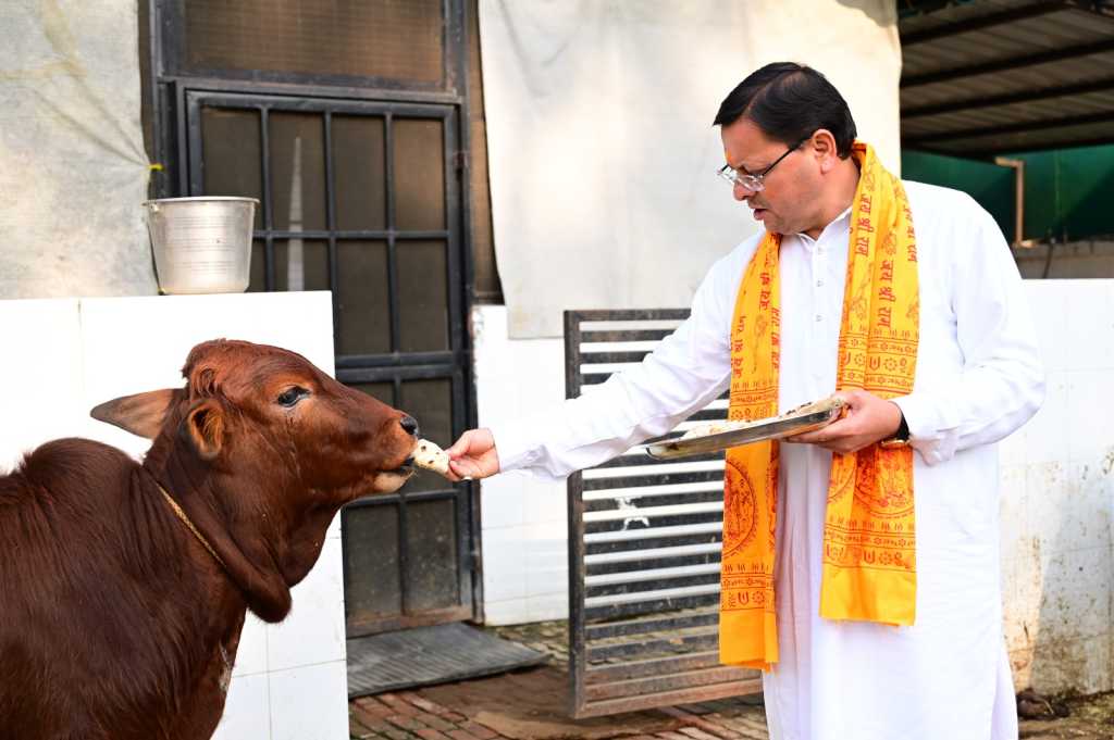 राम भक्ति मे लीन हुए सीएम धामी, सुबह सुबह किया राम चरित्र मानस की चौपाइयो का पाठ, तो गौ सेवा भी की