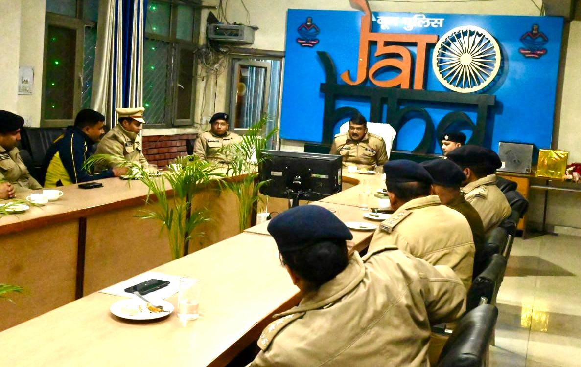 जनपद से अन्यत्र स्थानान्तरित हुए अधिकारियो की विदाई में पुलिस कार्यालय में आयोजित किया गया विदाई समारोह