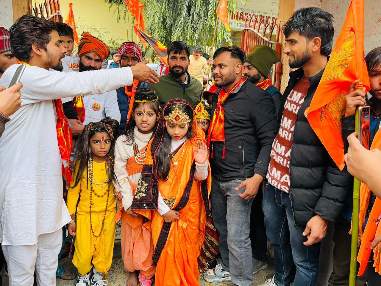 राम मंदिर प्राण प्रतिष्ठा को लेकर उत्सव का माहौल रहमतपुर गांव में निकाली भव्य यात्रा