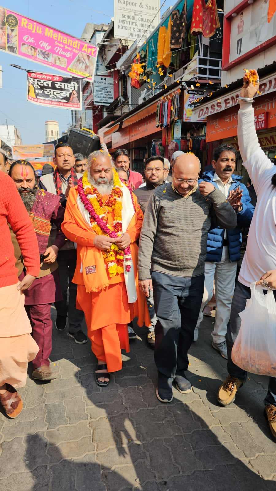 अयोध्या से वापसी के बाद महामंडलेश्वर महंत 1008 श्री कृष्ण गिरी का हुआ भव्य स्वागत