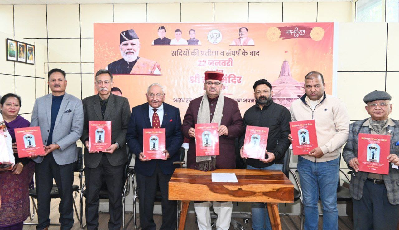 पराक्रम दिवस के अवसर पर नेताजी सुभाष चंद्र बोस जयंती पर उन्हें पुष्प अर्पित कर भावपूर्ण श्रद्धांजलि देते कैबिनेट मंत्री गणेश जोशी