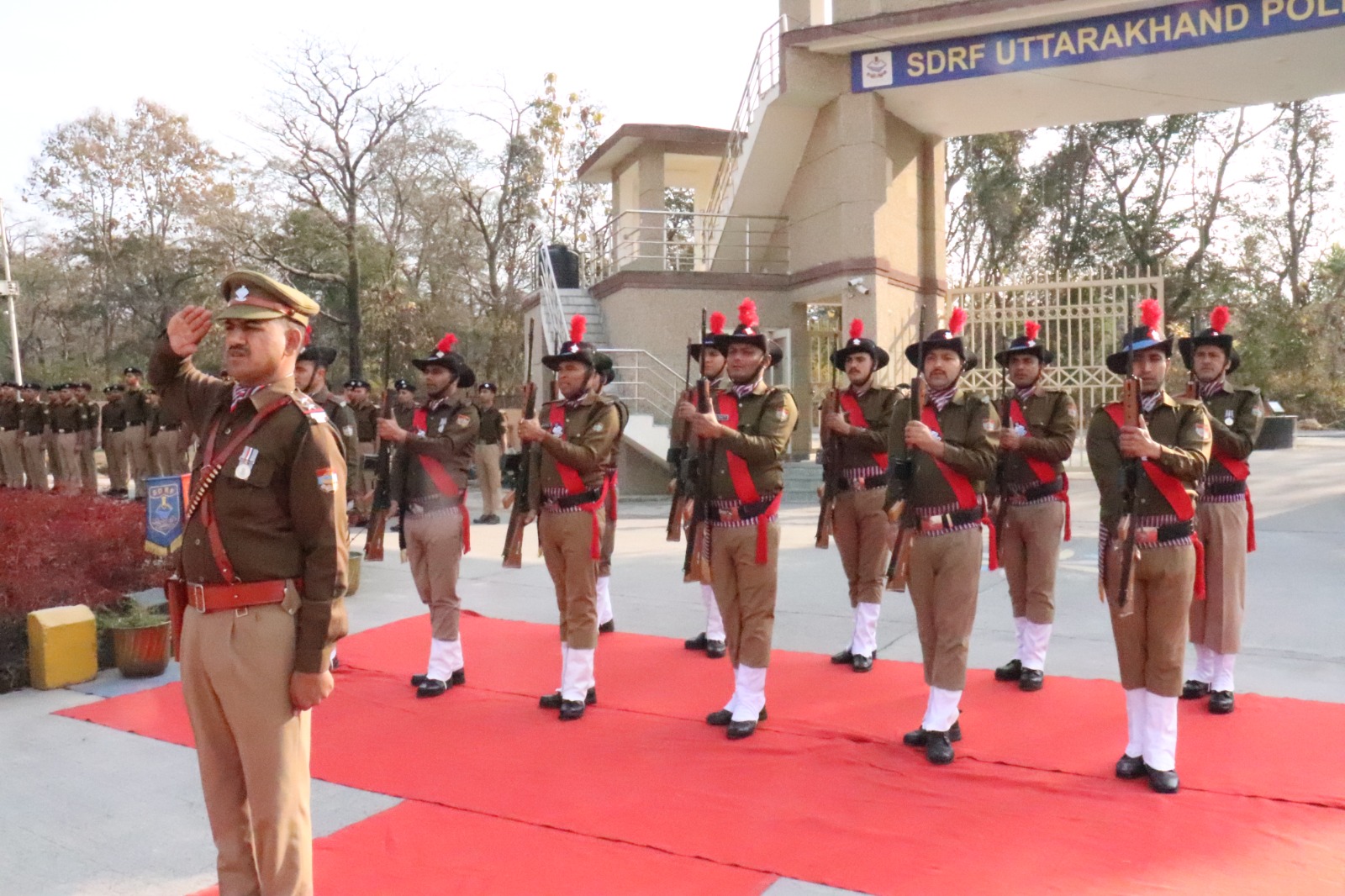 SDRF वाहिनी मुख्यालय, जॉलीग्रांट में धूमधाम से मनाया गया 75वाँ गणतंत्र दिवस।