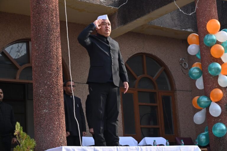 डीएम धीराज सिंह गर्ब्याल ने गणतंत्र दिवस के अवसर पर कलक्ट्रेट परिसर रोशनाबाद में ध्वजारोहण किया