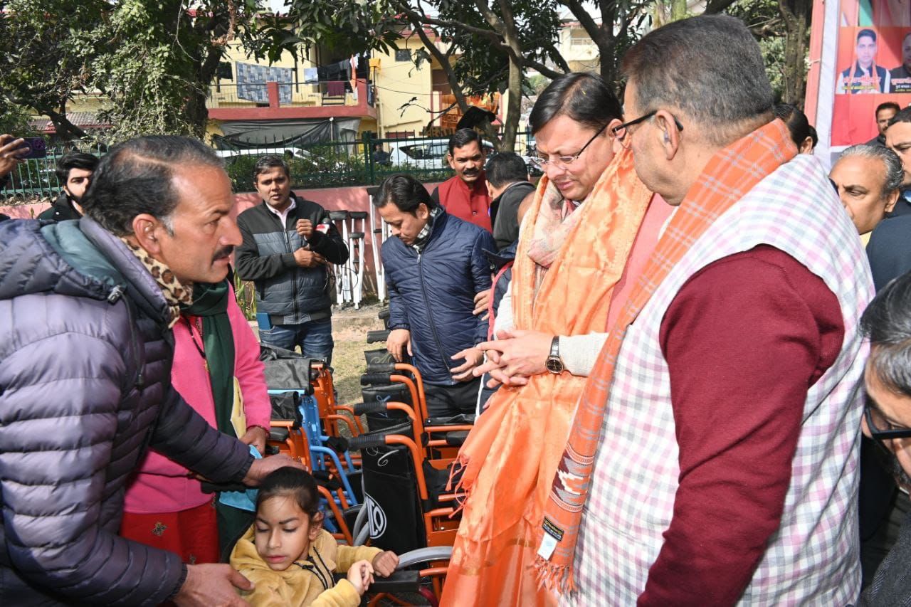 सेवा सप्ताह के तहत देहरादून में दिव्यांगजन सहायता शिविर का रिबन काटकर शुभारंभ करते मुख्यमंत्री पुष्कर सिंह धामी और कैबिनेट मंत्री गणेश जोशी