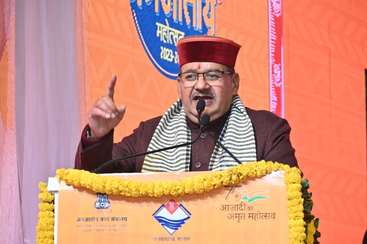 राज्य जनजातीय शोध संस्थान की ओर से आयोजित जनजातीय महोत्सव कार्यक्रम को संबोधित करते मंत्री गणेश जोशी