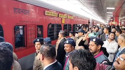 जय श्री राम’ के नारे के साथ हरिद्वार से अयोध्या के लिए रवाना हुई पहली ट्रेन, मुख्यमंत्री पुष्कर सिंह धामी ने दिखाई हरी झंडी