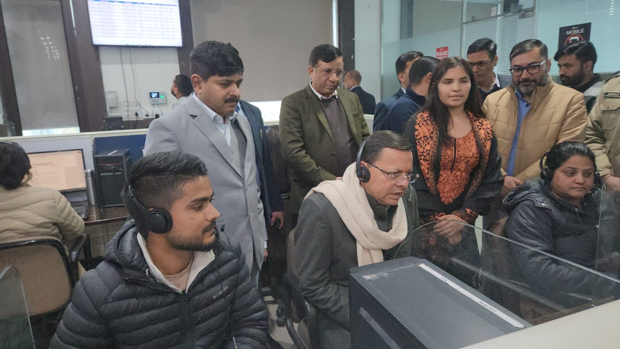 पुष्कर सिंह धामी पहुंचे आईटी पार्क 1905 के कंट्रोल रूम