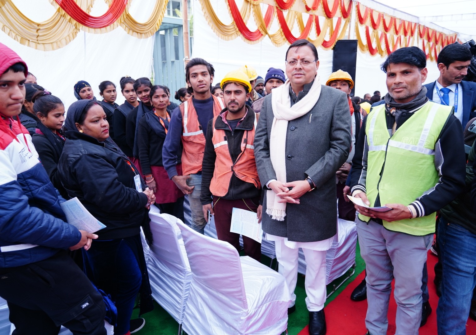 मुख्यमंत्री पुष्कर सिंह धामी ने श्रमिकों को दिए कम्बल, हालचाल जाना और हौसला भी बढ़ाया
