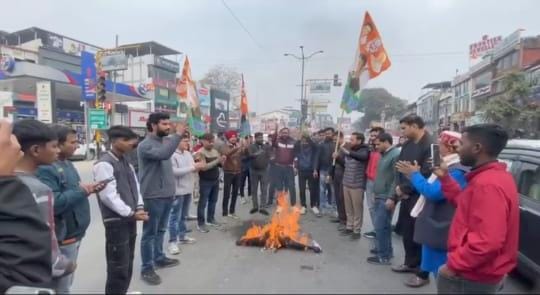 चण्डीगढ में असंवेधानिक तरीके से मेयर नामित किए जाने पर देहरादून में युवा कांग्रेस कार्यकर्ताओं ने किया पुतला दहन
