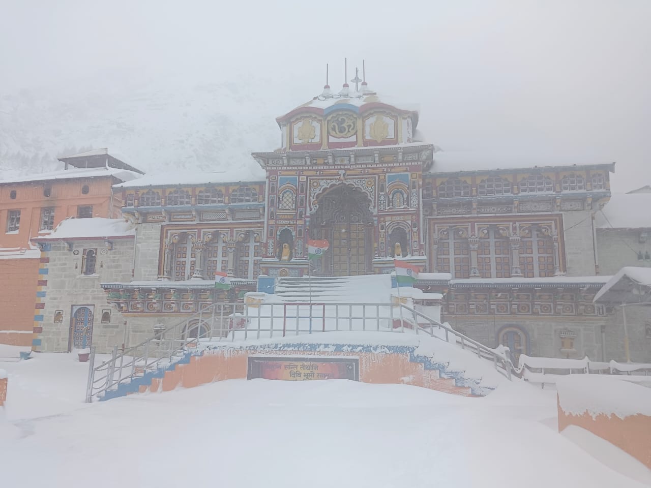 श्री बदरीनाथ धाम में आज सुबह भी लगातार हो रही बर्फवारी