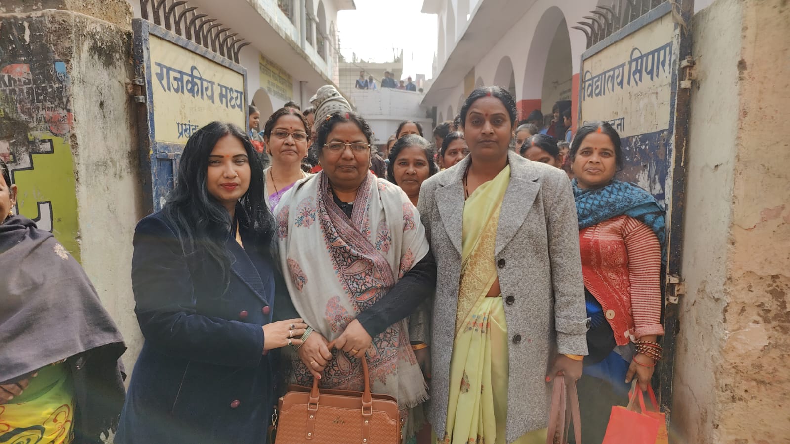 सिपारा मध्य विद्यालय में मनाया गया उर्मिला सिन्हा का विदाई समारोह