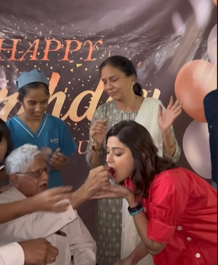 शमिता शेट्टी ने अपना जन्मदिन वृद्धाश्रम के लोगो के साथ मिलकर बनाया