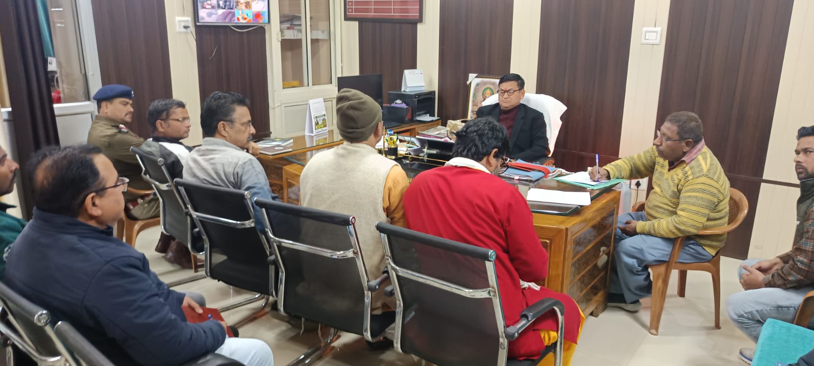 नगर निगम ऋषिकेश द्वारा आगामी एक सप्ताह तक माइक से किया जाएगा पशुओं को सुरक्षित घर ले जाने का अनाउंसमेंट
