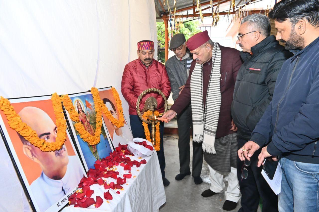 बीजेपी के गाँव चलो अभियान कार्यशाला को संबोधित करते ग्राम्य विकास मंत्री गणेश जोशी