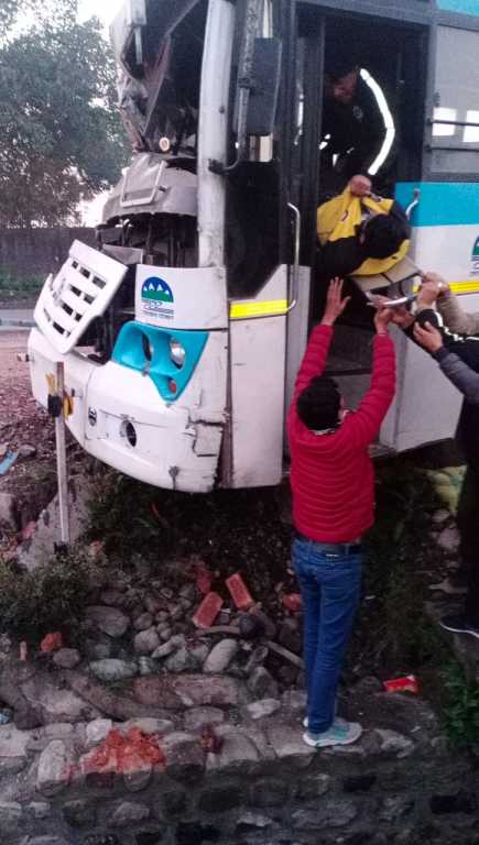 हल्द्वानी में रोडवेज की बस की ईटों से लदे ट्रक से हुई भिड़ंत, चालक समेत कई घायल, भर्ती