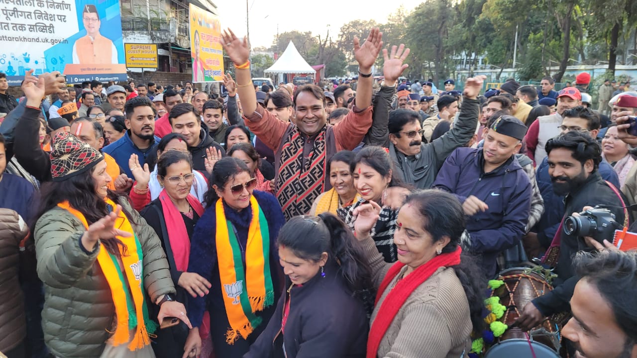 उत्तराखंड : ऐतिहासिक UCC बिल पारित! CM का ढोल नगाड़े के साथ मिष्ठान वितरण और स्वागत अभिनंदन