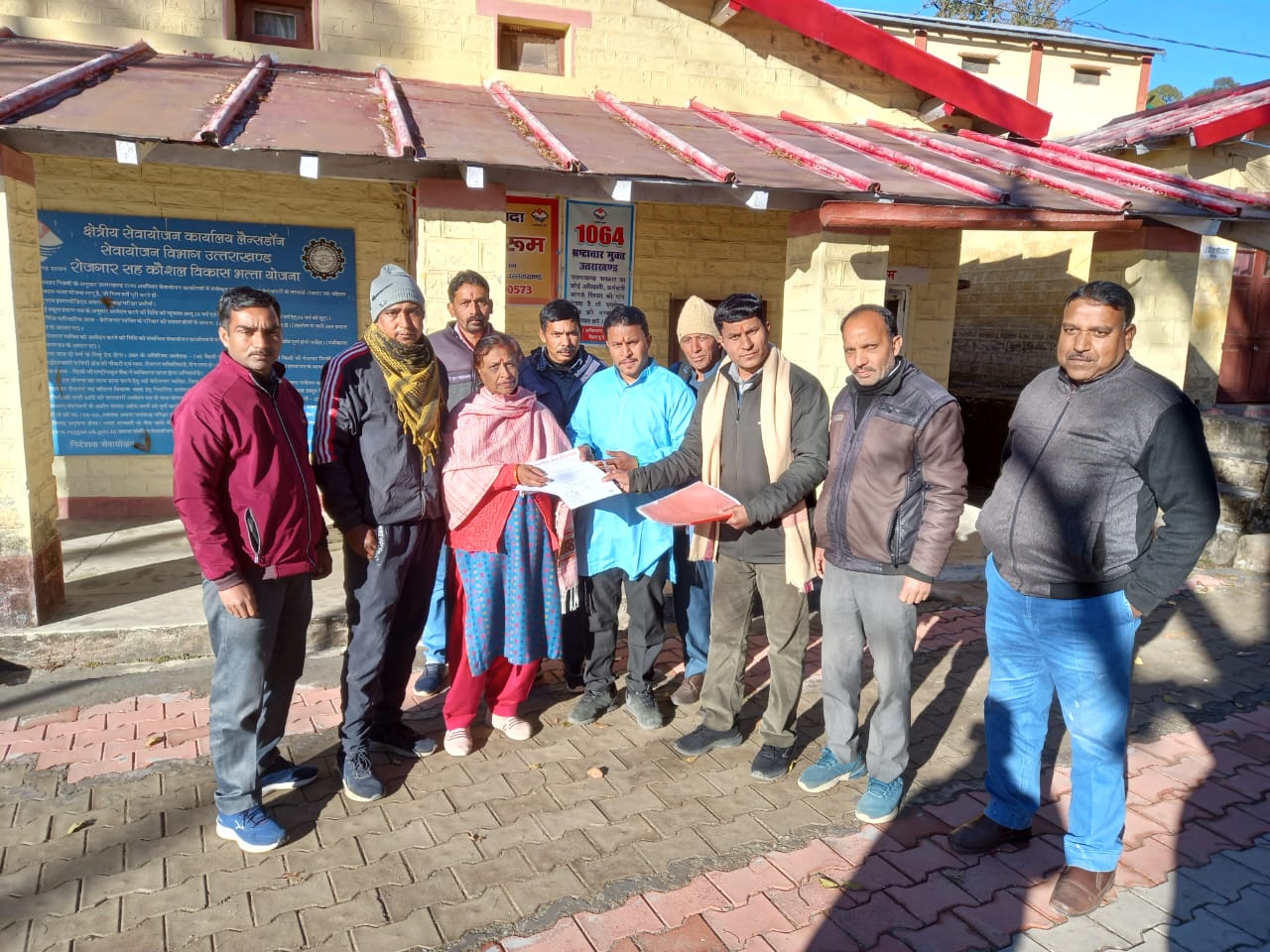 पंपिंग योजना से वंचित ग्रामीणों ने दिया उपजिलाधिकारी को ज्ञापन