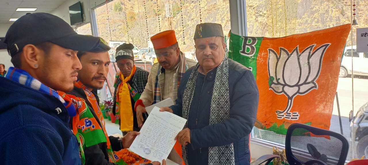 चमोली रिपोर्ट विनय उनियाल भाजपा प्रदेश अध्यक्ष ने की गांव चलो अभियान के तहत ग्रामीणों से मुलाकात