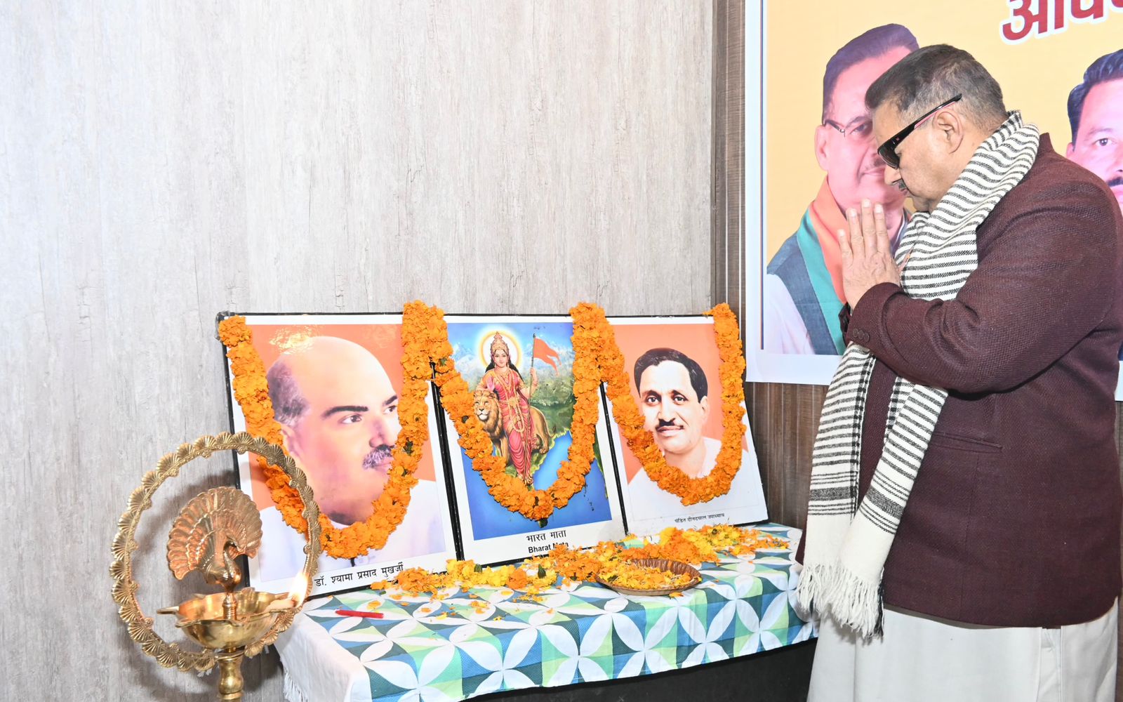 पंडित दीनदयाल उपाध्यय की पुण्य तिथि पर उन्हें पुष्पांजलि अर्पित कर श्रद्धांजलि देते कैबिनेट मंत्री गणेश जोशी