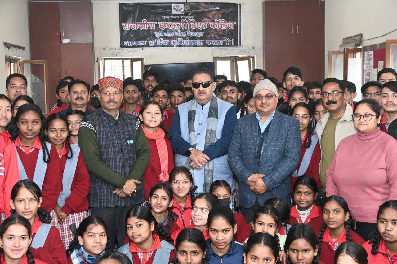 गांव चलो अभियान के दूसरे दिन स्वच्छता अभियान सहित संवाद कार्यक्रमों में प्रतिभाग करते कैबिनेट मंत्री गणेश जोशी