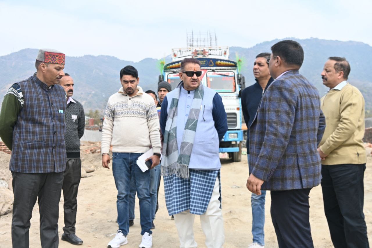 सैन्यधाम का स्थलीय निरीक्षण करते सैनिक कल्याण मंत्री गणेश जोशी