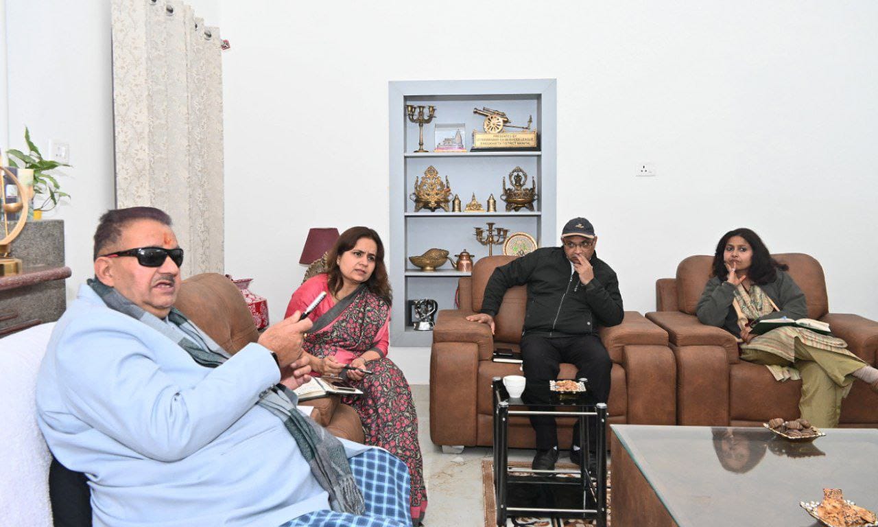 विकसित भारत संकल्प यात्रा कार्यक्रम की तैयारियों और रूपरेखा के संबंध में बैठक करते ग्राम्य विकास मंत्री गणेश जोशी