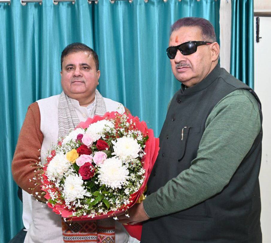 भाजपा प्रदेश अध्यक्ष महेंद्र भट्ट को उत्तराखण्ड से राज्यसभा सदस्य पद के उम्मीदवार नमित होने पर बधाई देते कैबिनेट मंत्री गणेश जोशी