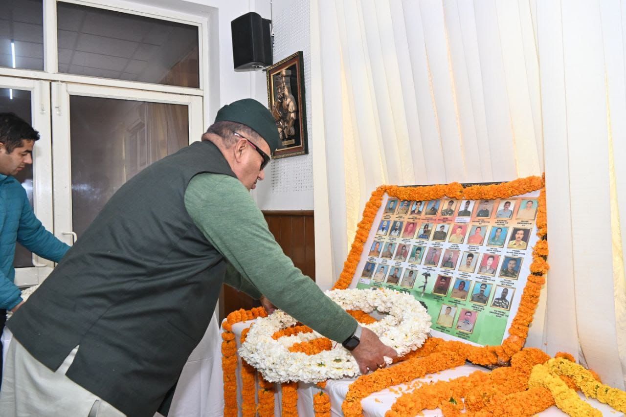 पुलवामा आतंकी हमले की पांचवीं बरसी पर आयोजित कार्यक्रम में शहीदों को भावपूर्ण श्रद्धांजलि देते सैनिक कल्याण मंत्री गणेश जोशी