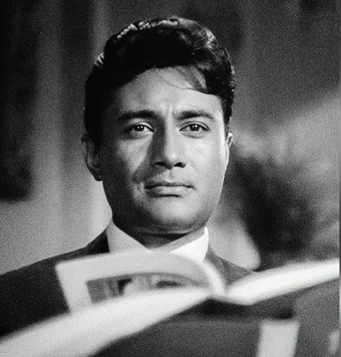 इस हीरो को ब्लैक ड्रेस में देख छत से कूद जाती थी लड़कियां, कोर्ट ने लगा दिया था बैन