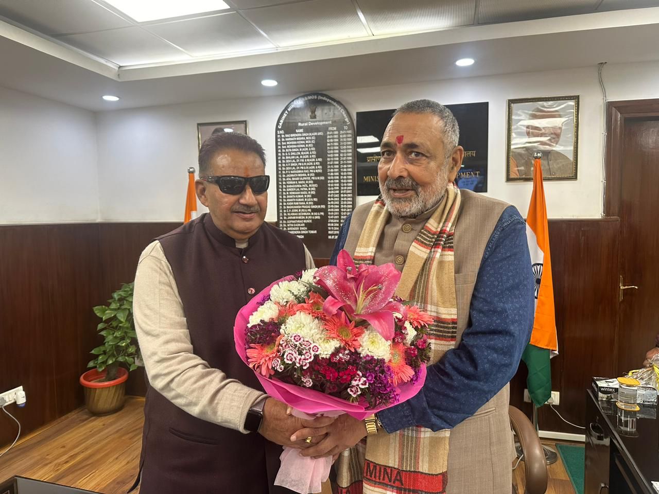 नई दिल्ली में केन्द्रीय ग्रामीण विकास मंत्री गिरिराज सिंह से भेंट कर उनका आभार प्रकट करते प्रदेश के ग्राम्य विकास मंत्री गणेश जोशी