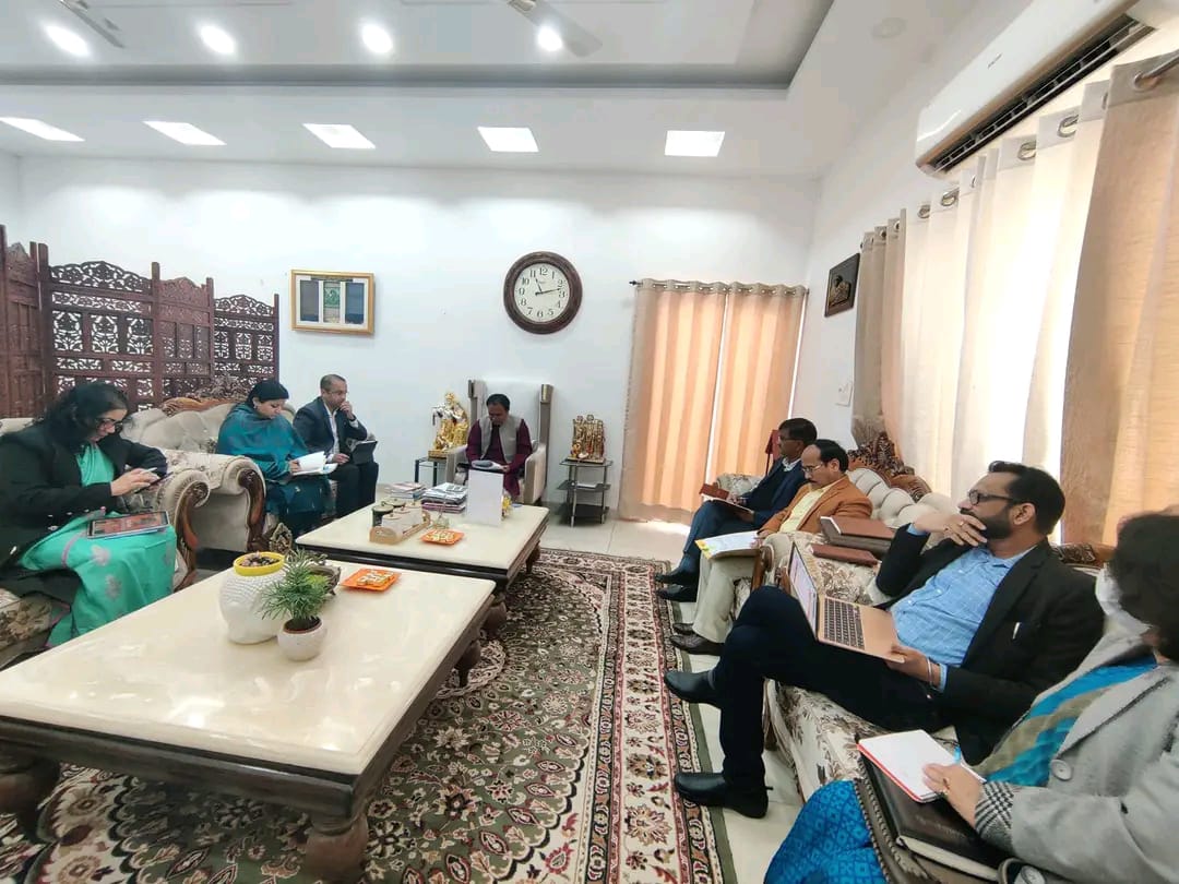 कैबिनेट मंत्री ने ली अपने से संबंधित विभागों की समीक्षा बैठक