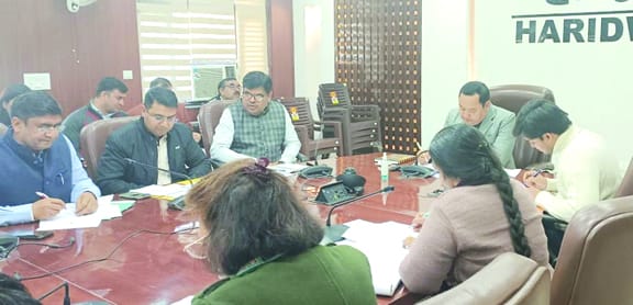 जिलाधिकारी की अध्यक्षता मे विकास भवन सभागार में जिला योजना एवं बीस सूत्री कार्यक्रम की प्रगति की समीक्षा बैठक हुई