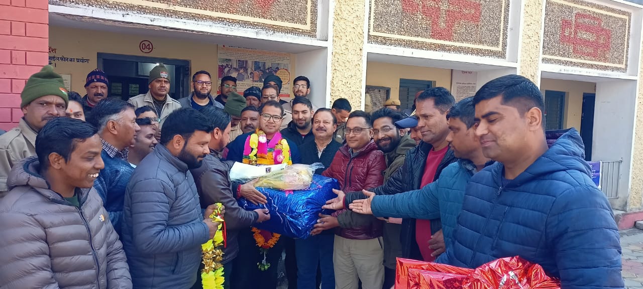 जोशीमठ तहसीलदार के अल्मोड़ा स्थानांतरण होने पर कर्मचारियों ने दी विदाई