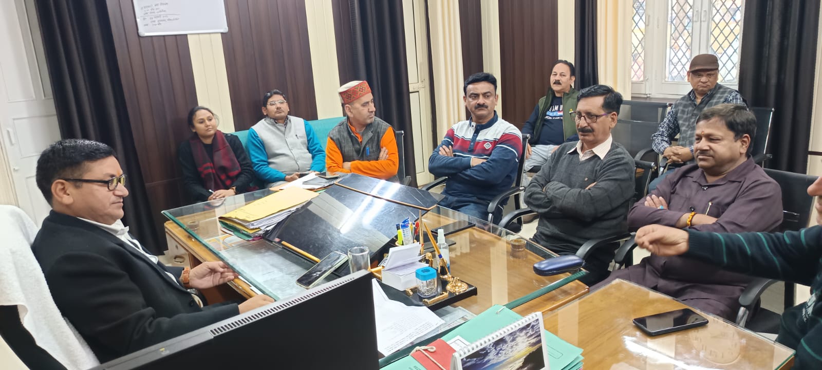 नगर आयुक्त ने ली होटल एवं प्रतिष्ठानों से बकाया संपत्ति कर वसूले जाने पर बैठक