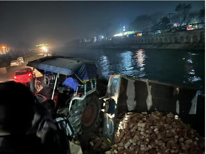 कलियर में अनियंत्रित होकर टैक्टर ट्राली नहर में पलटी चालक ने टैक्टर ट्राली से कूद कर बचाई अपनी जान