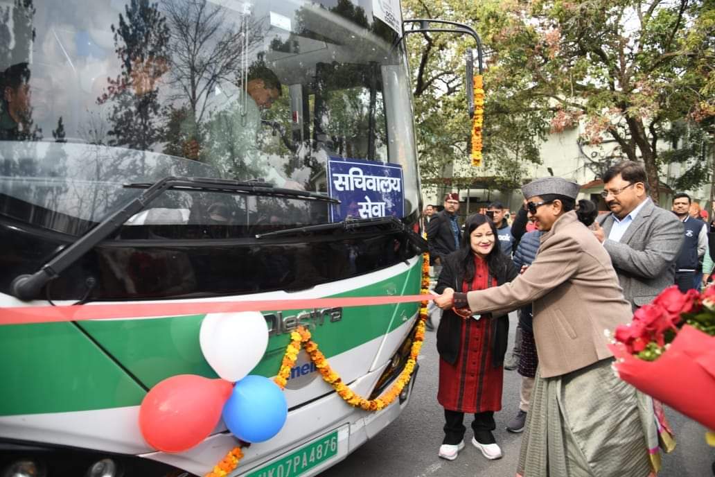 मुख्य सचिव राधा रतूड़ी ने सचिवालय कार्मिकों के लिए किया इलेक्ट्रिक बस सेवा का शुभारंभ