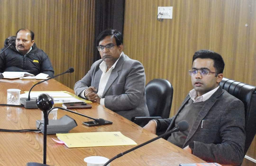 चारधाम यात्रा की तैयारियों को लेकर DM हिमांशु खुराना ने ली अधिकारियों की बैठक, दिए निर्देश 