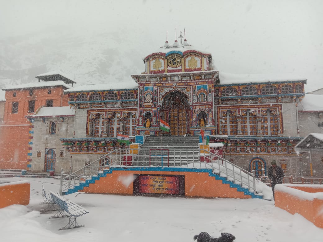 चमोली पहाड़ों पर फिर लौटी ठंड ऊंचाई वाले इलाकों में हो रहीबर्फबारी