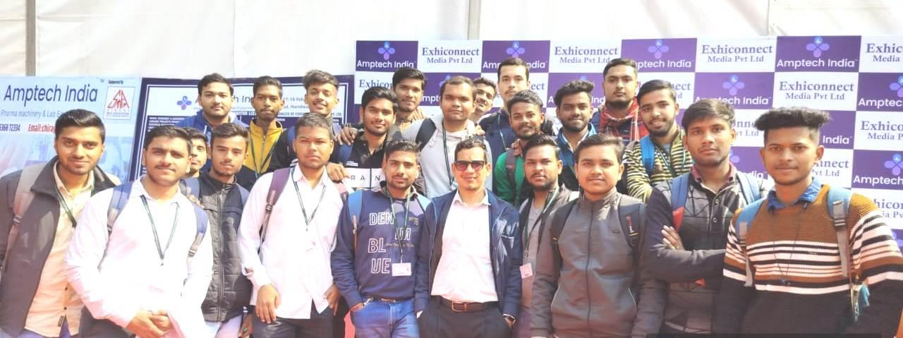 गुरुकुल के छात्रों ने फार्मा एक्सपो एंड लैब इंस्ट्रूमेंट्स एग्जिबिशन में भ्रमण किया