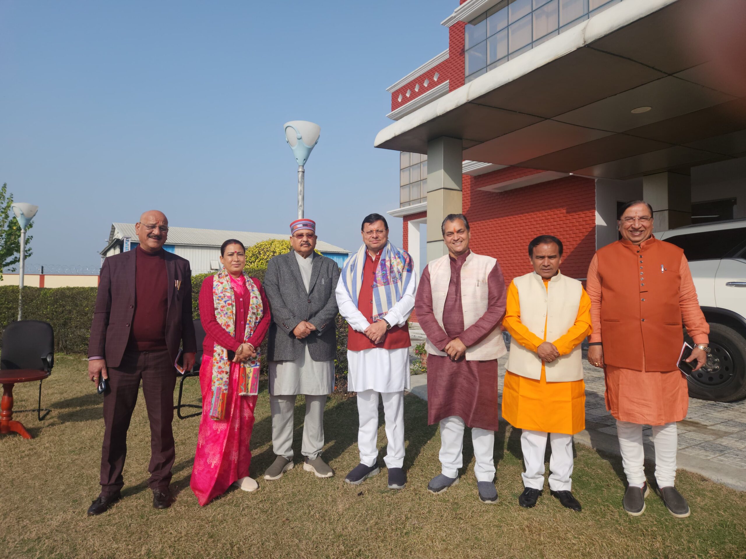 कैबिनेट के सहयोगियों के साथ श्री अयोध्या धाम रवाना हुए मुख्यमंत्री
