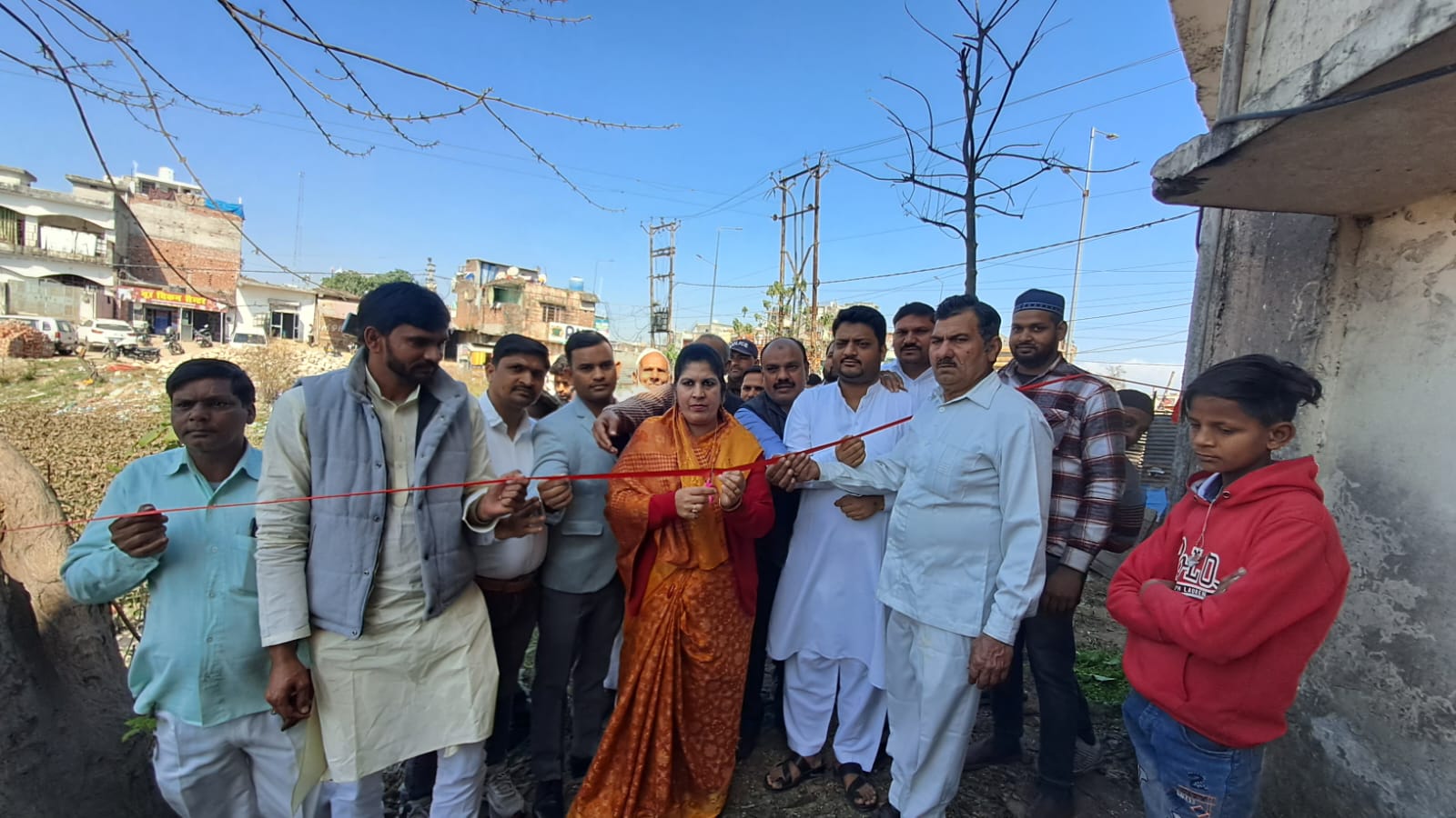 भगवानपुर विधायक ममता राकेश ने कब्रिस्तान में पेंचिग कार्य का किया उद्घाटन, कहा-क्षेत्र के विकास के लिए कटिबद्ध